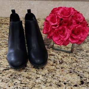 Brand new women booties 7